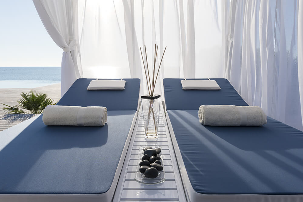 Luxury Outdoor Cabana & Dual Sun-bed